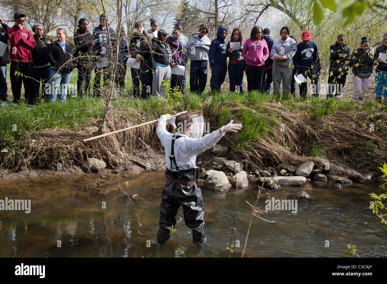 Gli studenti lo studio dell'ecologia del fiume Foto Stock