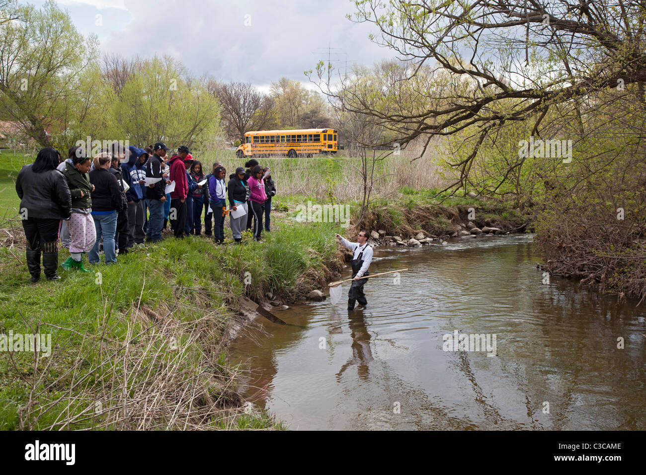 Gli studenti lo studio dell'ecologia del fiume Foto Stock