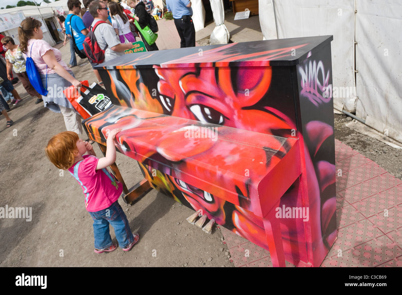 Drago Rosso dipinto sul pianoforte presso il National Eisteddfod 2010 Ebbw Vale Blaenau Gwent South Wales UK Foto Stock