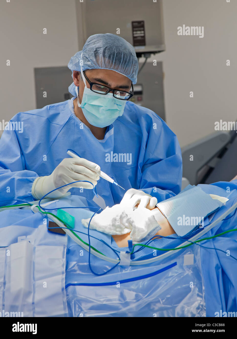 Il chirurgo utilizza cauterizzazione matita per effettuare l'incisione per un intervento chirurgico sul paziente di cancro Foto Stock