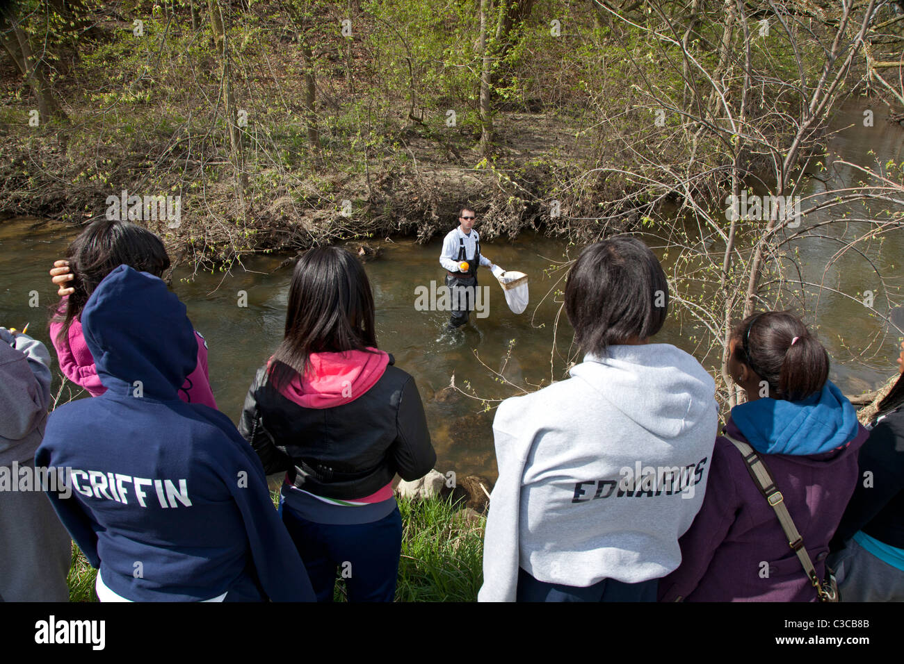 Gli studenti lo studio dell'ecologia del fiume Foto Stock