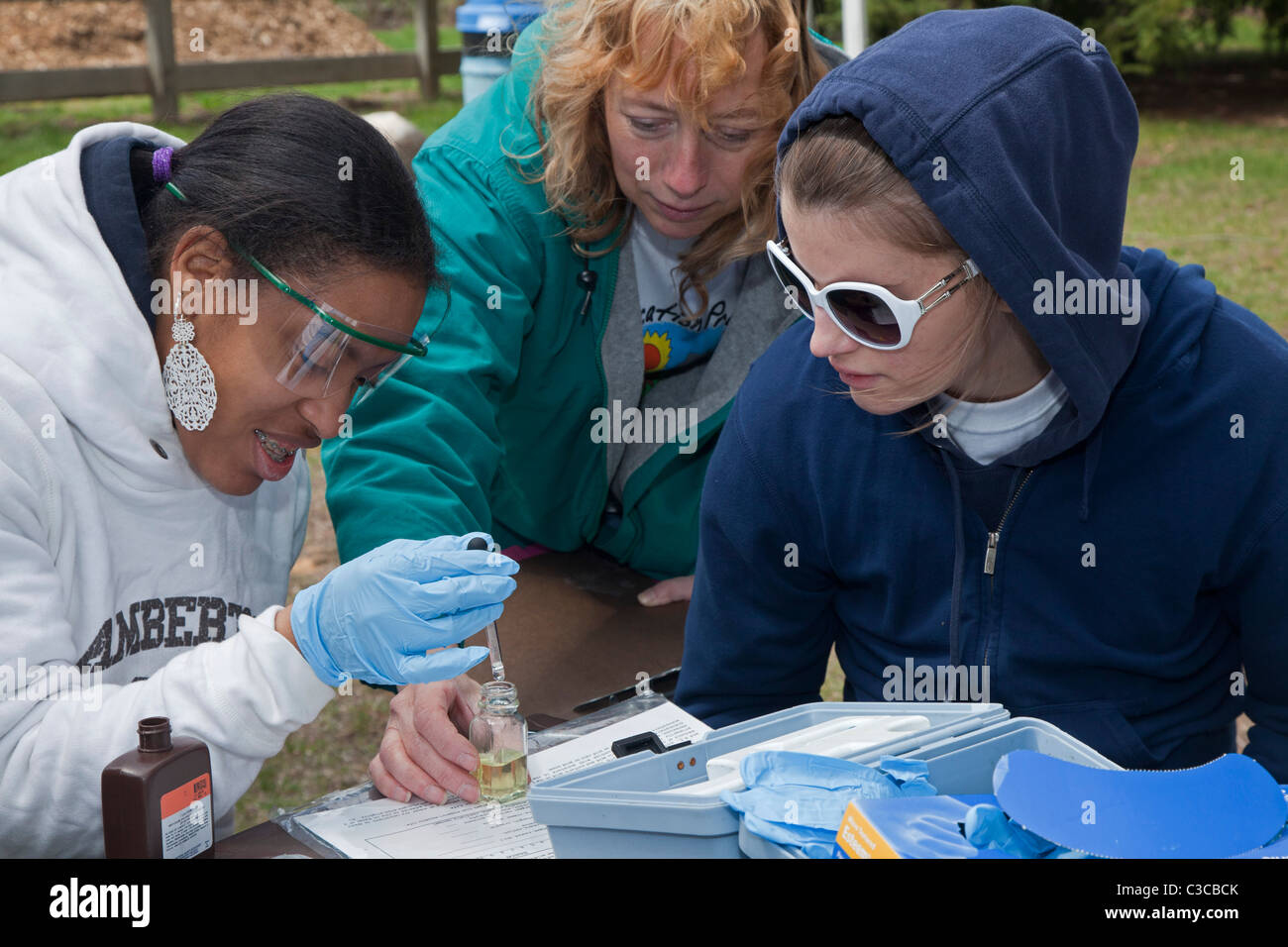 Gli studenti lo studio dell'ecologia del fiume Foto Stock