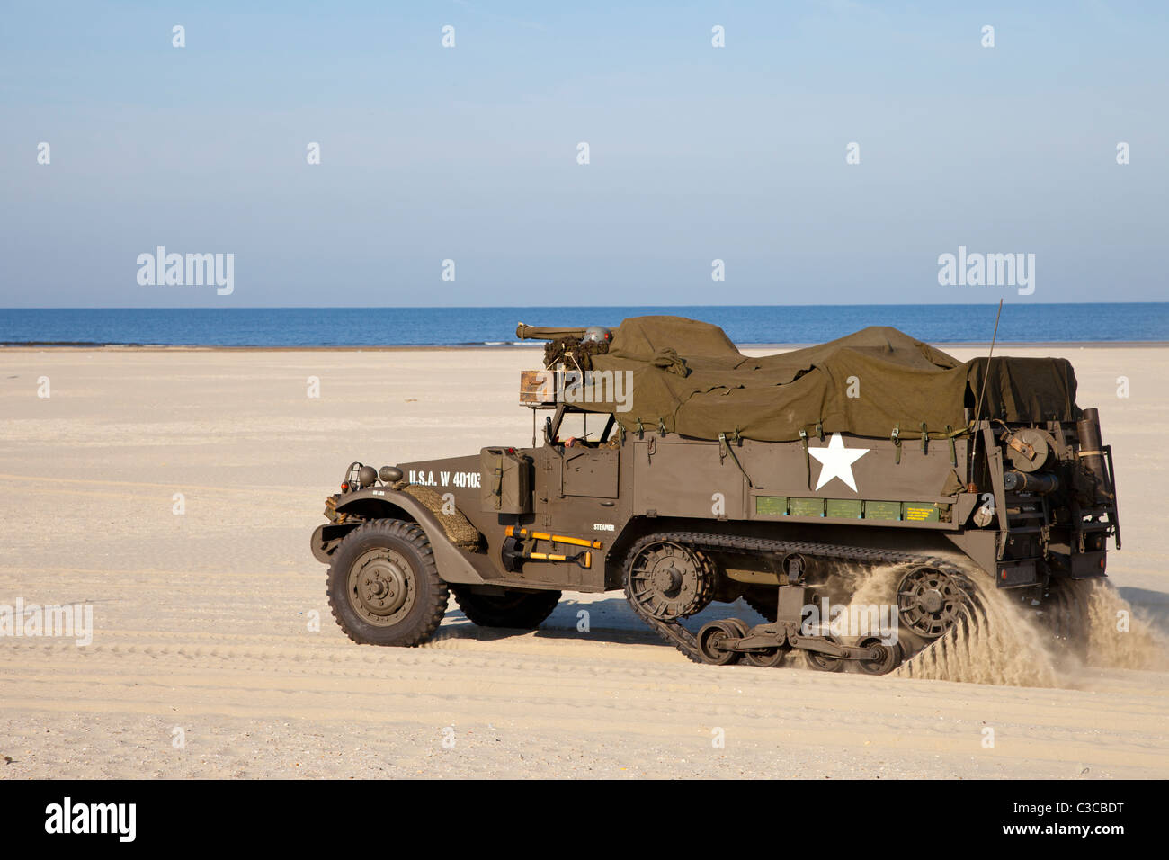 US Army semicingolato sulla spiaggia Foto Stock