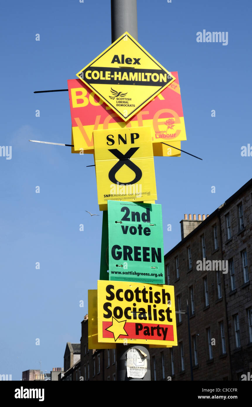 Indicazioni per i vari partiti politici in piedi nel 2011 Scottish elezioni parlamentari. Foto Stock