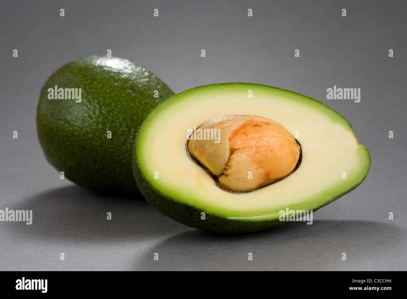 Fresh Avocado - aperto, con pietra Foto Stock