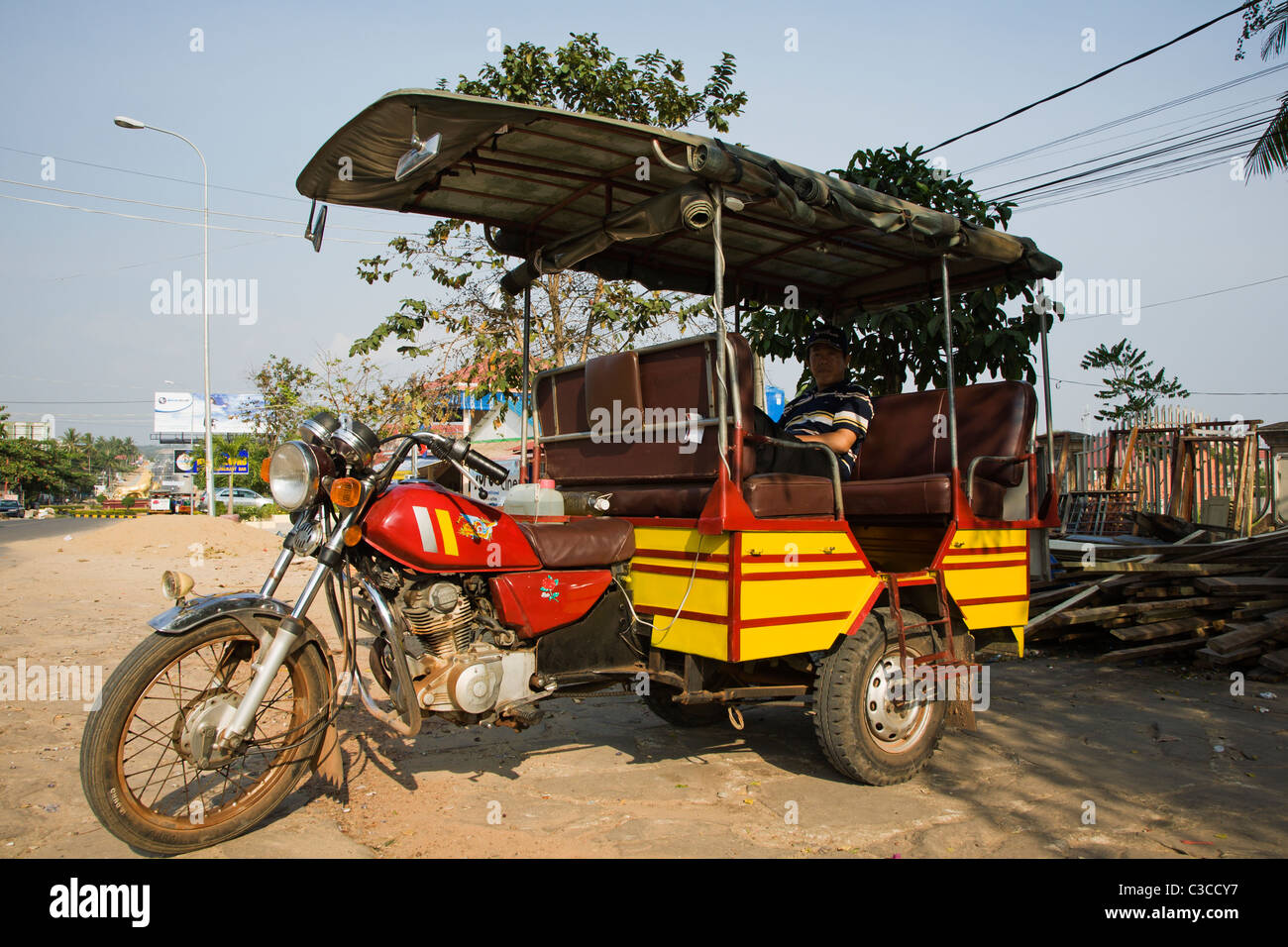 Cambogia style motociclo taxi in Sihanoukville Foto Stock