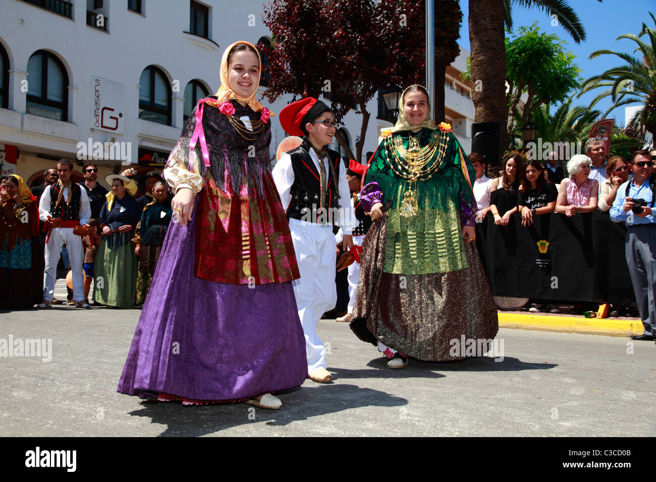 I membri di un gruppo di folklore eseguendo danze tradizionali, Ibiza, Spagna Foto Stock