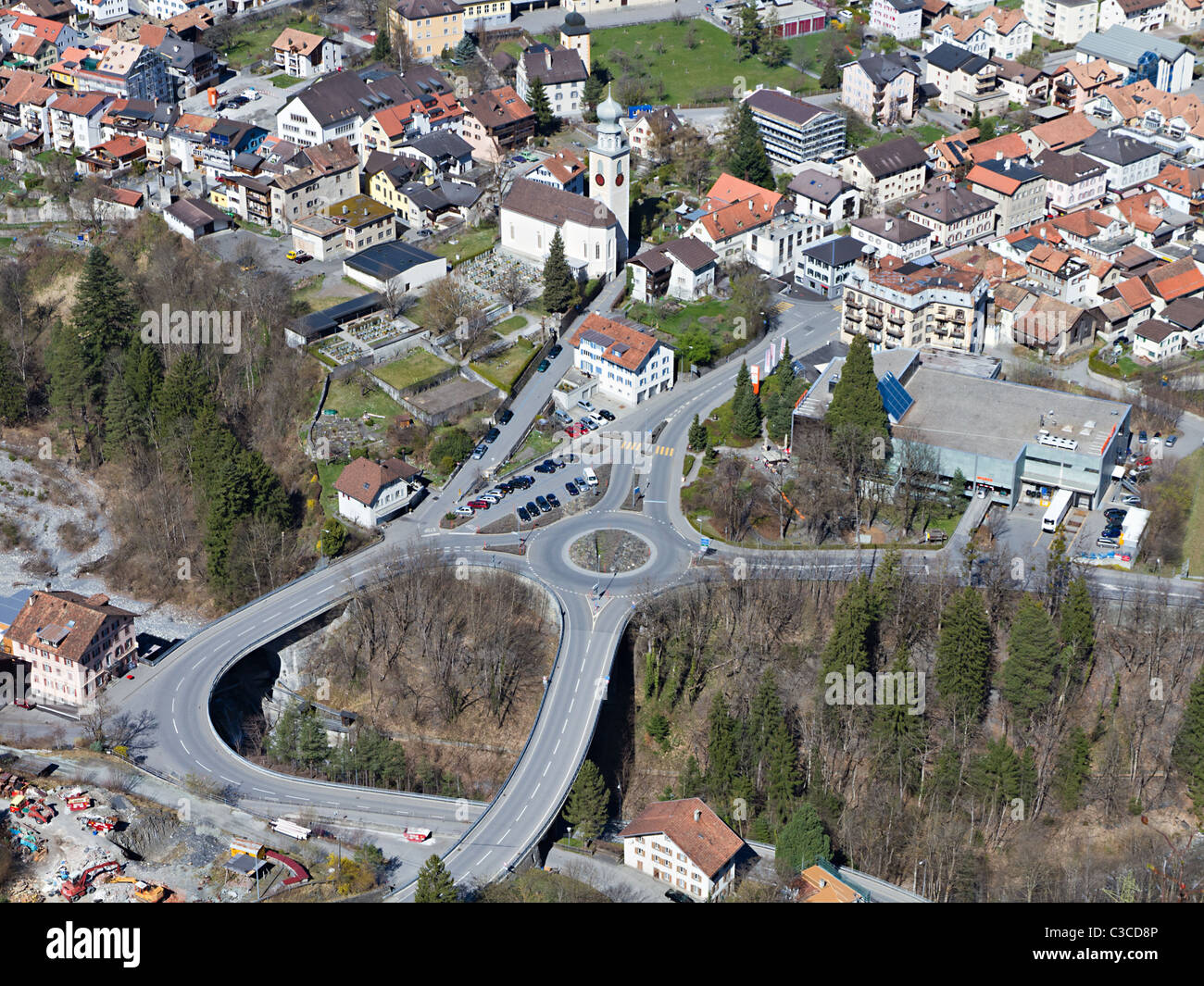 Panorama di primavera del piccolo paese di montagna in valle in via grande infrastruttura, Thusis svizzera Foto Stock