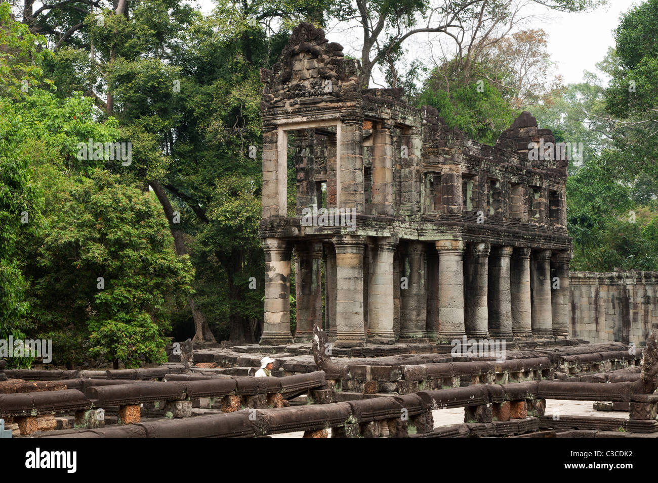 Misterioso edificio colonnato, eventualmente una biblioteca a Preah Khan tempio di Angkor in Cambogia Foto Stock
