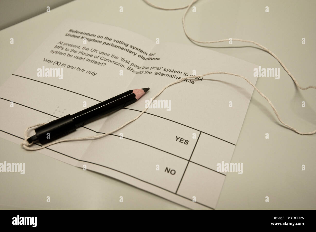 Voto AV carta e matita all'interno cabina di voto all'interno di un inglese un seggio. Regno Unito. Foto Stock