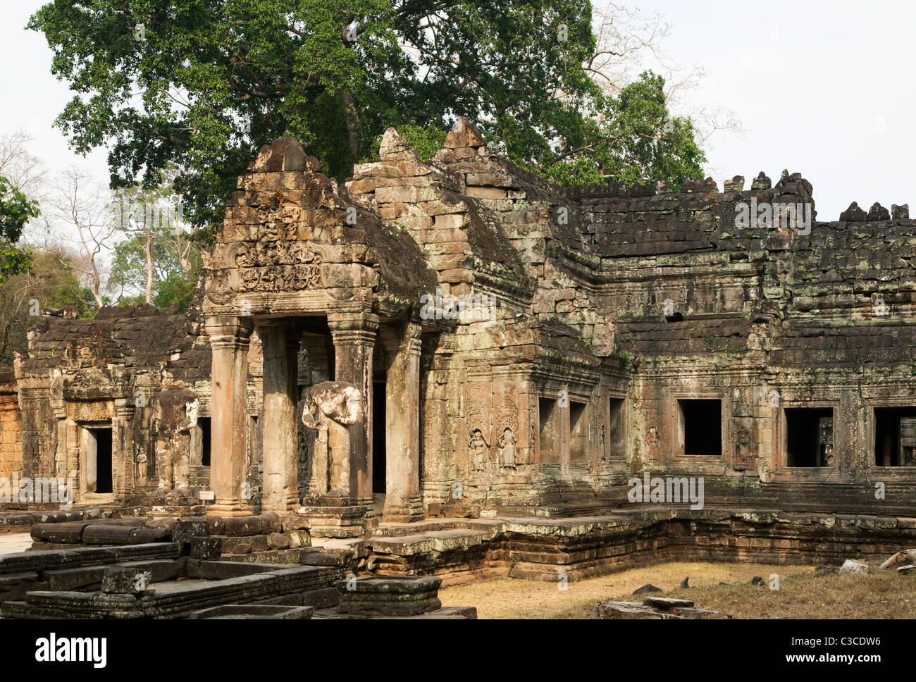 Oriente entrata al secondo involucro di Preah Khan tempio di Angkor in Cambogia Foto Stock