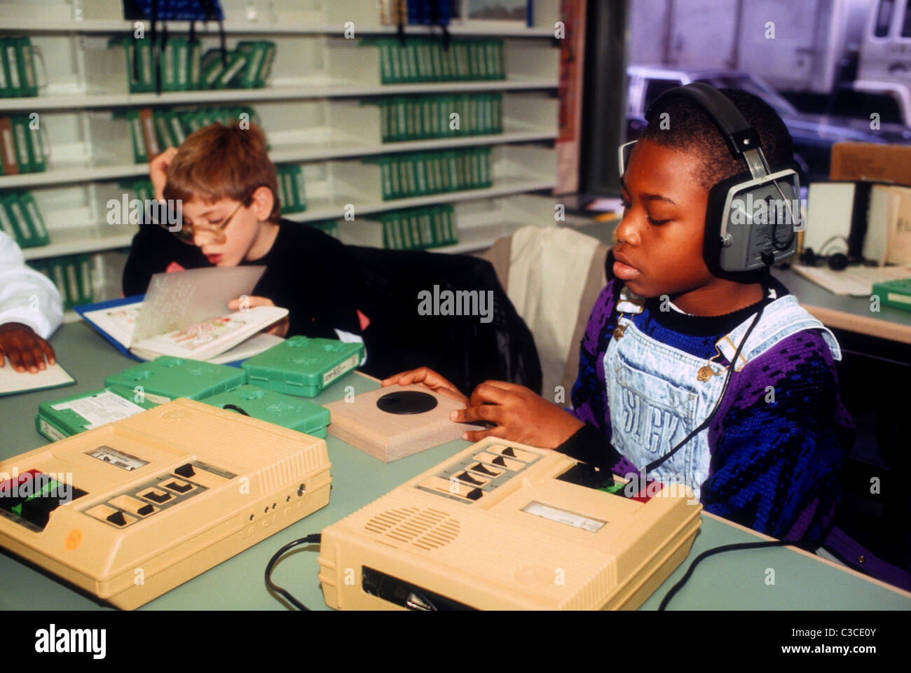 Ipovedenti teen utilizza un libro parlante giocatore al Andrew Heiskell Biblioteca per non vedenti in New York Foto Stock