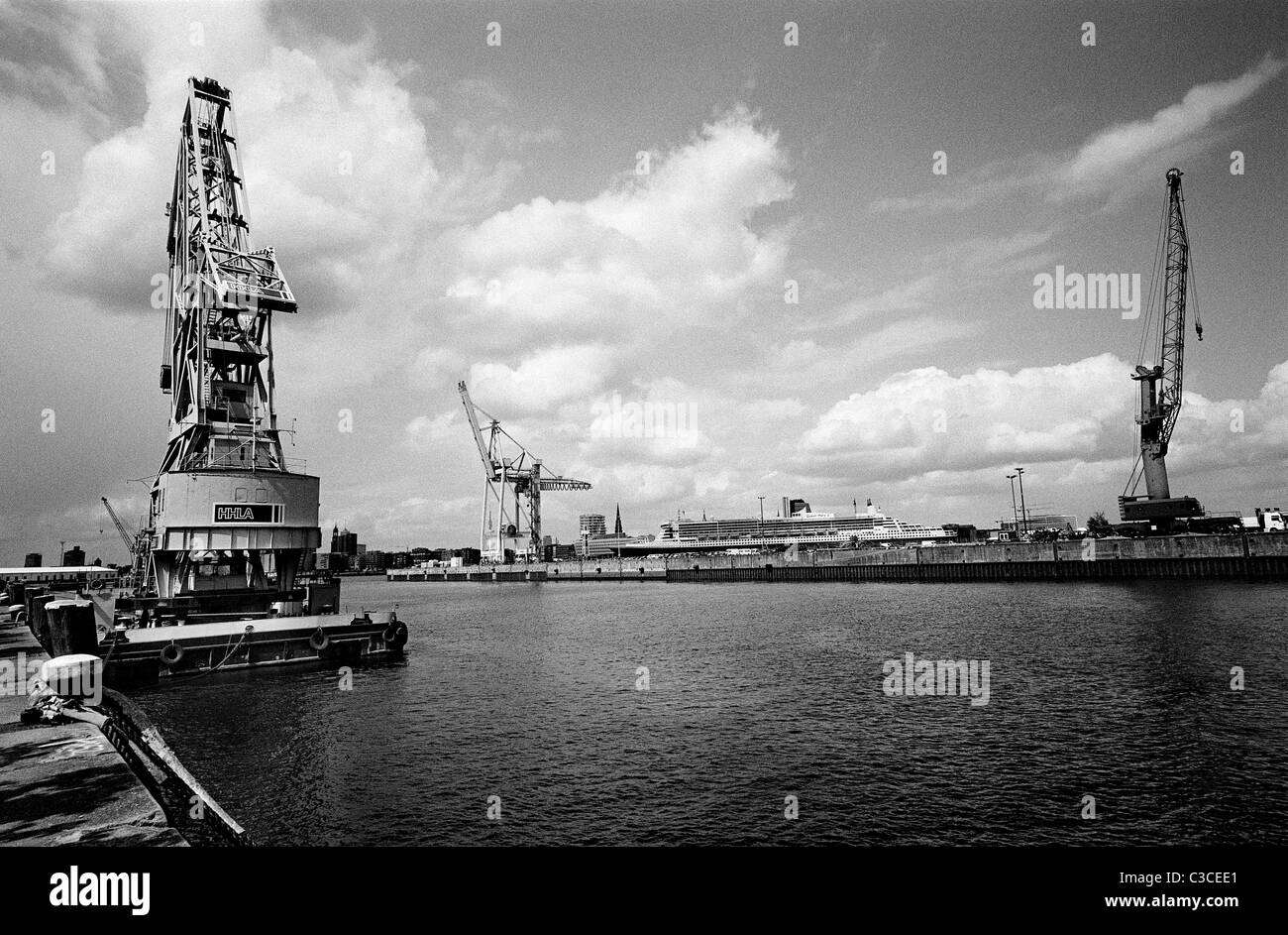 Vista panoramica della parte del porto con la Cunard Queen Mary 2 sullo sfondo della città tedesca di Amburgo. Foto Stock