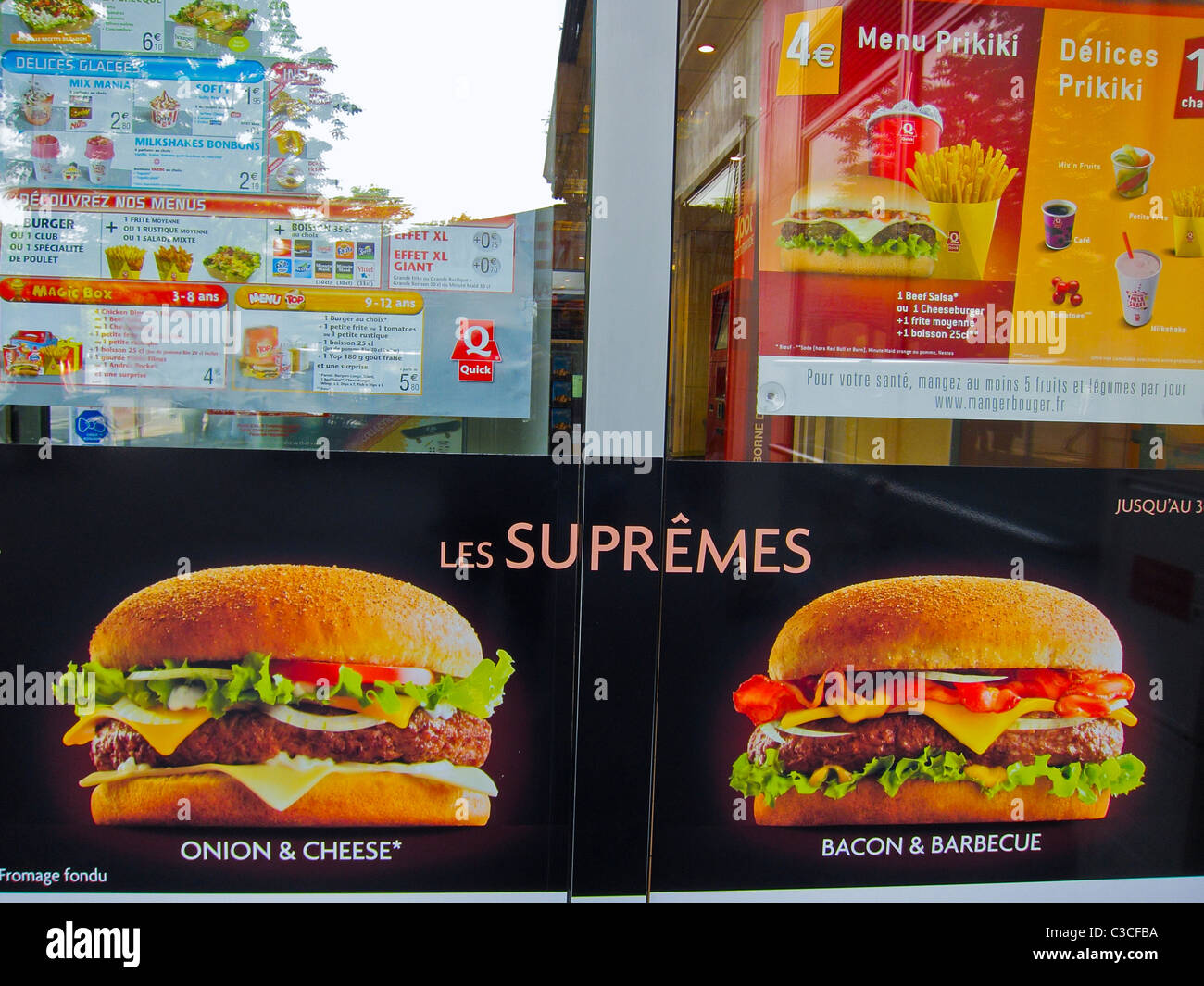 Parigi, Francia, francese Fast Food Restaurant, Quick, francese hamburger Pubblicità Posters sulla parete, annuncio commerciale, cibo malsano, poster Foto Stock