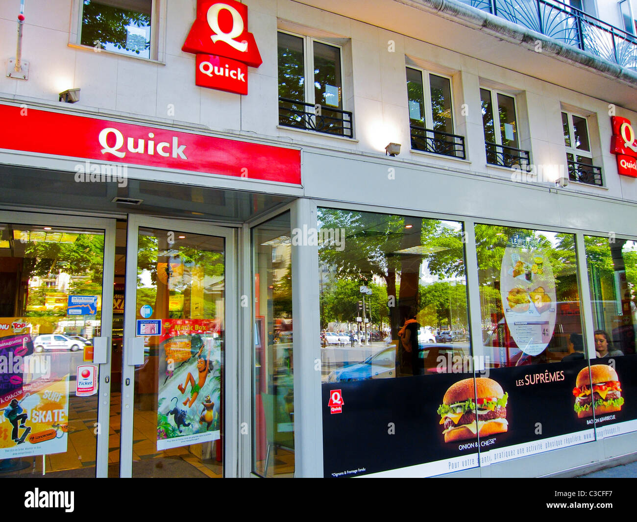 Parigi, Francia, fast food francese, 'Quick', cartello esterno, ingresso anteriore (ora chiuso, per Burger King), cibo malsano Foto Stock