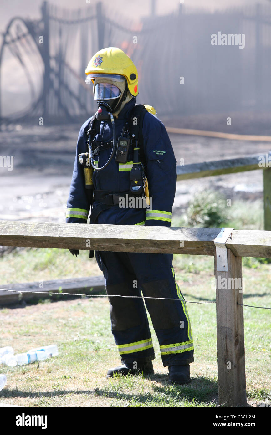 Un vigile del fuoco di indossare respiratore Foto Stock
