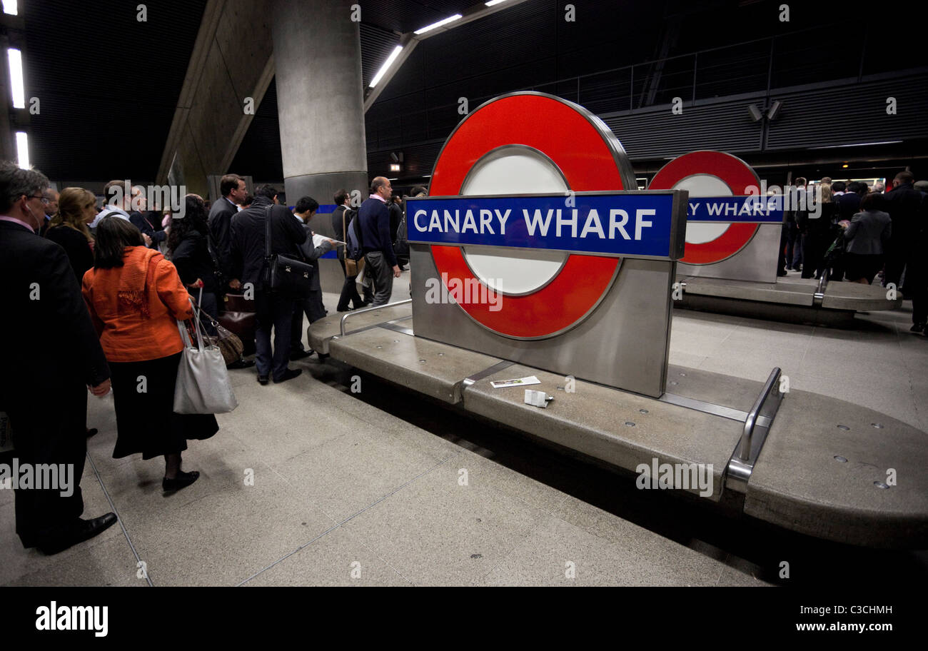 Pendolari code alla stazione metropolitana di Canary Wharf piattaforma, Docklands, Londra, Inghilterra, Regno Unito Foto Stock