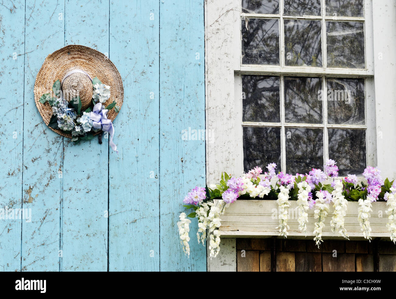 Il pittoresco Cape Cod fienile con fioritura window box e decorate cappello di paglia sulla porta. Stati Uniti d'America Foto Stock