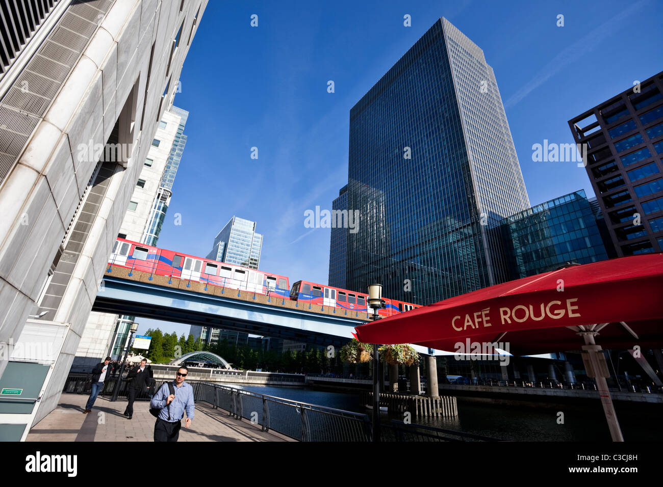 Vista degli edifici sopraelevati della ferrovia e degli uffici di Canary Wharf, Londra, Inghilterra, Regno Unito. Foto Stock