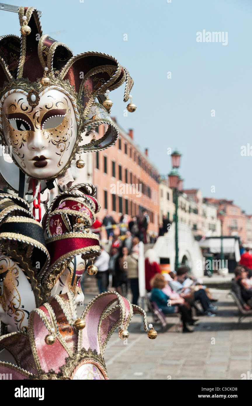 Mardi Gras maschere sul display vicino alla Piazza di San Marco sulla Riva degli Schiavoni a Venezia, Italia Foto Stock