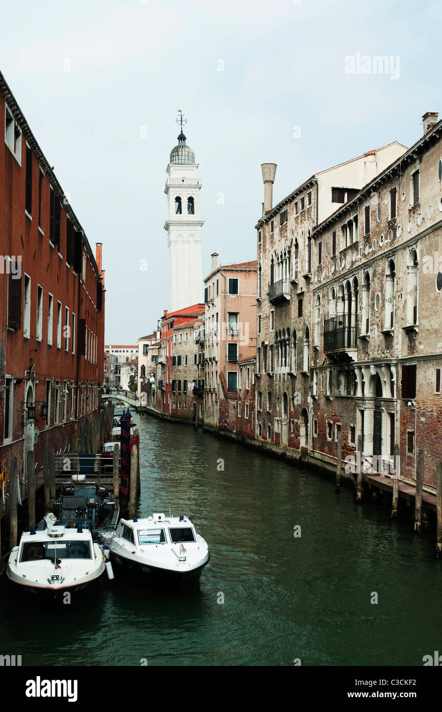Due forze di polizia (carabinieri) imbarcazioni sul piccolo canale di Rio Dei Greci - Venezia, Italia Foto Stock