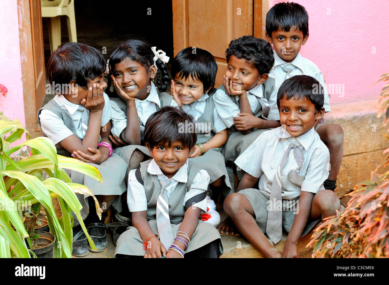 Questo gruppo di Indiani a scuola i bambini si sono divertiti in posa per una foto di gruppo. Essi non poteva smettere di ridere e di scherzare. Foto Stock