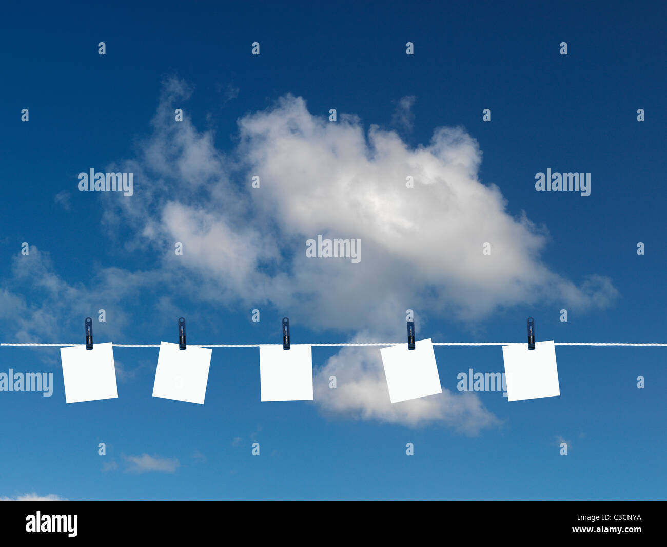 Post-it su una linea di abbigliamento isolata contro un cielo blu Foto Stock