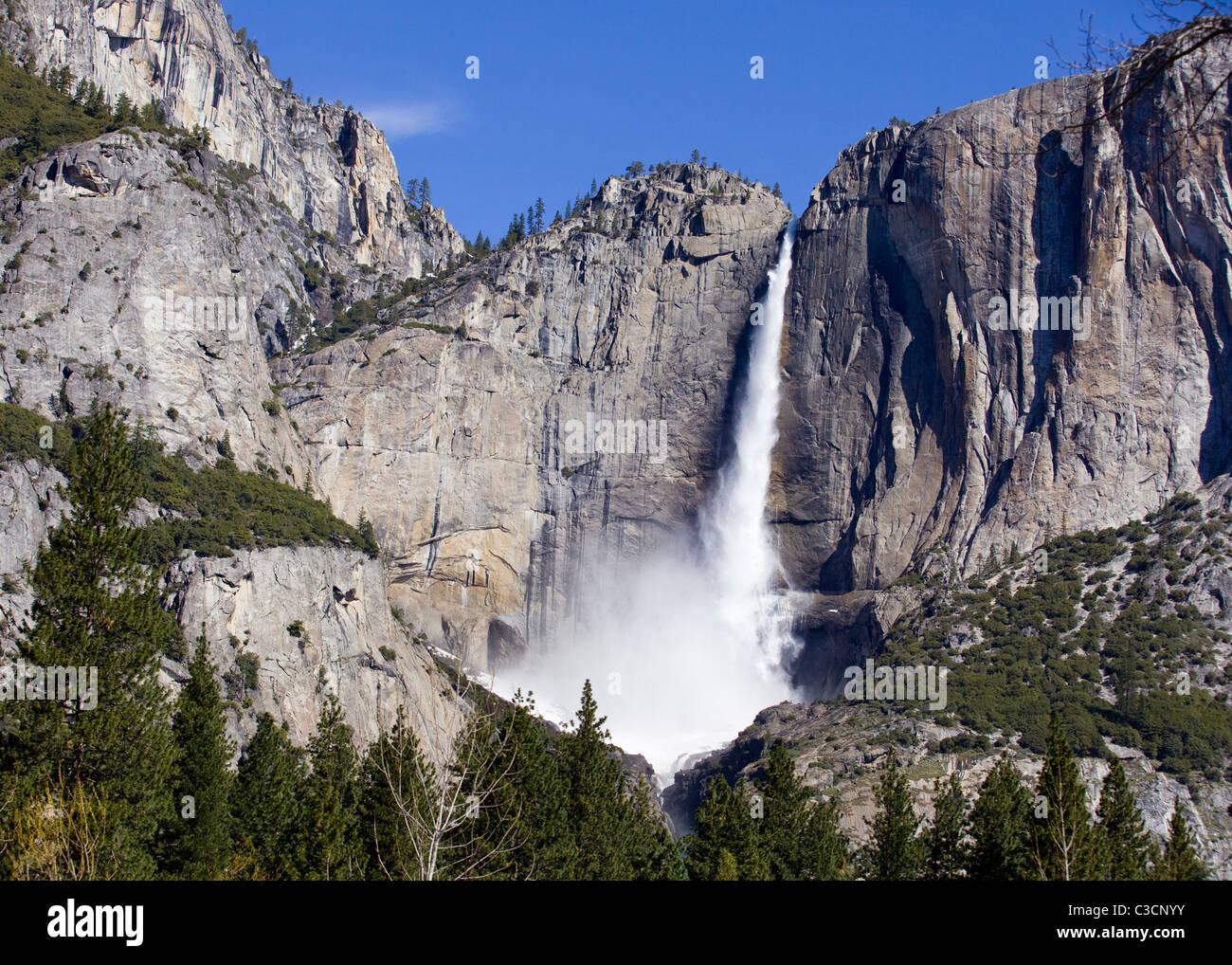 Yosemite Falls sotto il cielo blu - Yosemite Valley, California, Stati Uniti d'America Foto Stock