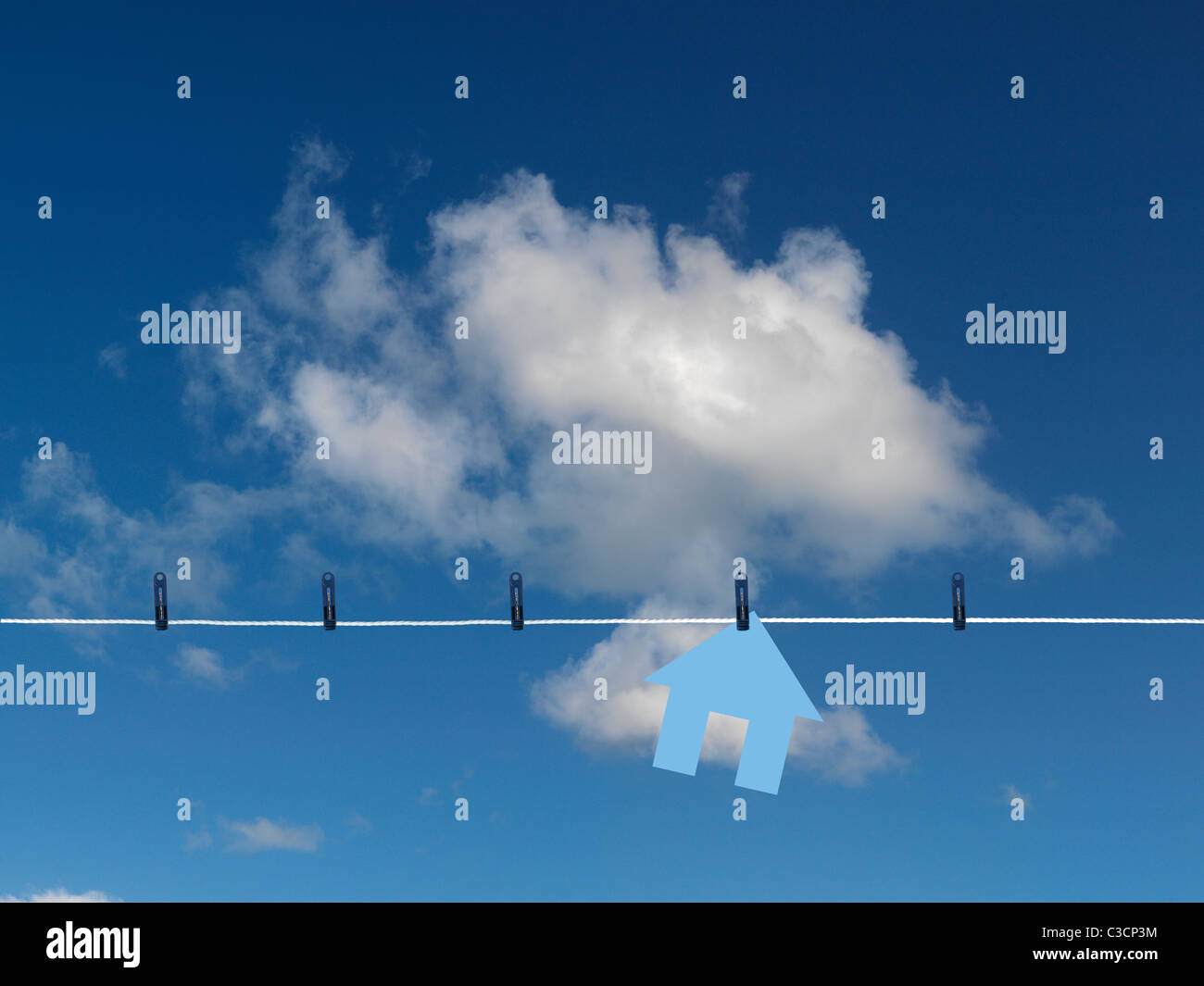 Un simbolo di casa su una linea di abbigliamento isolata contro un cielo blu Foto Stock