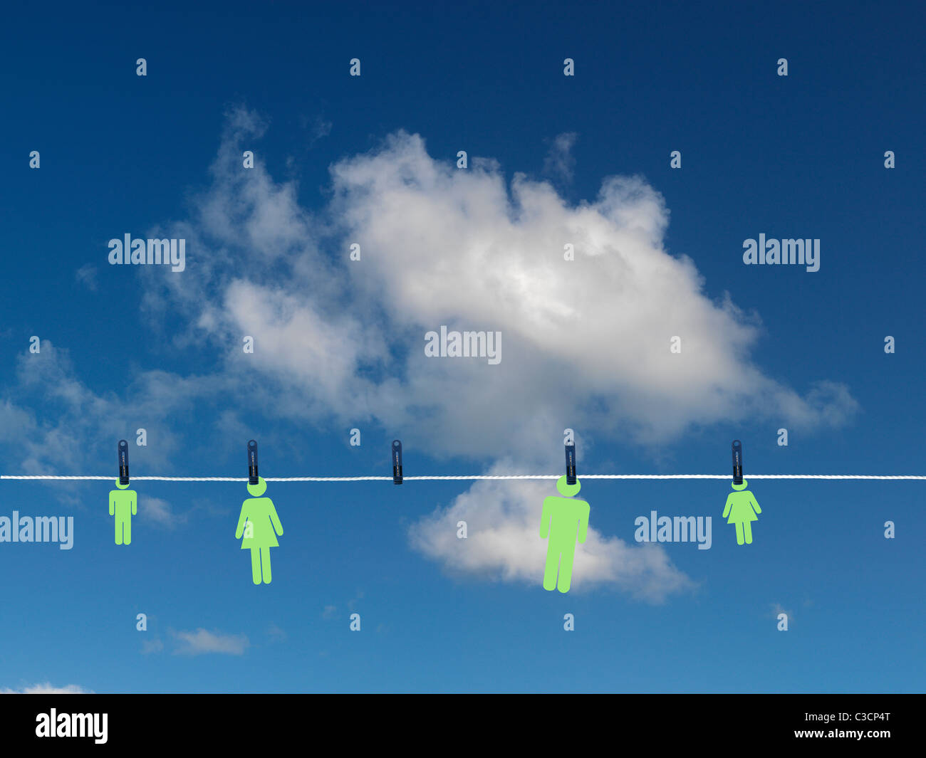 Una famiglia su una linea di abbigliamento isolata contro un cielo blu Foto Stock