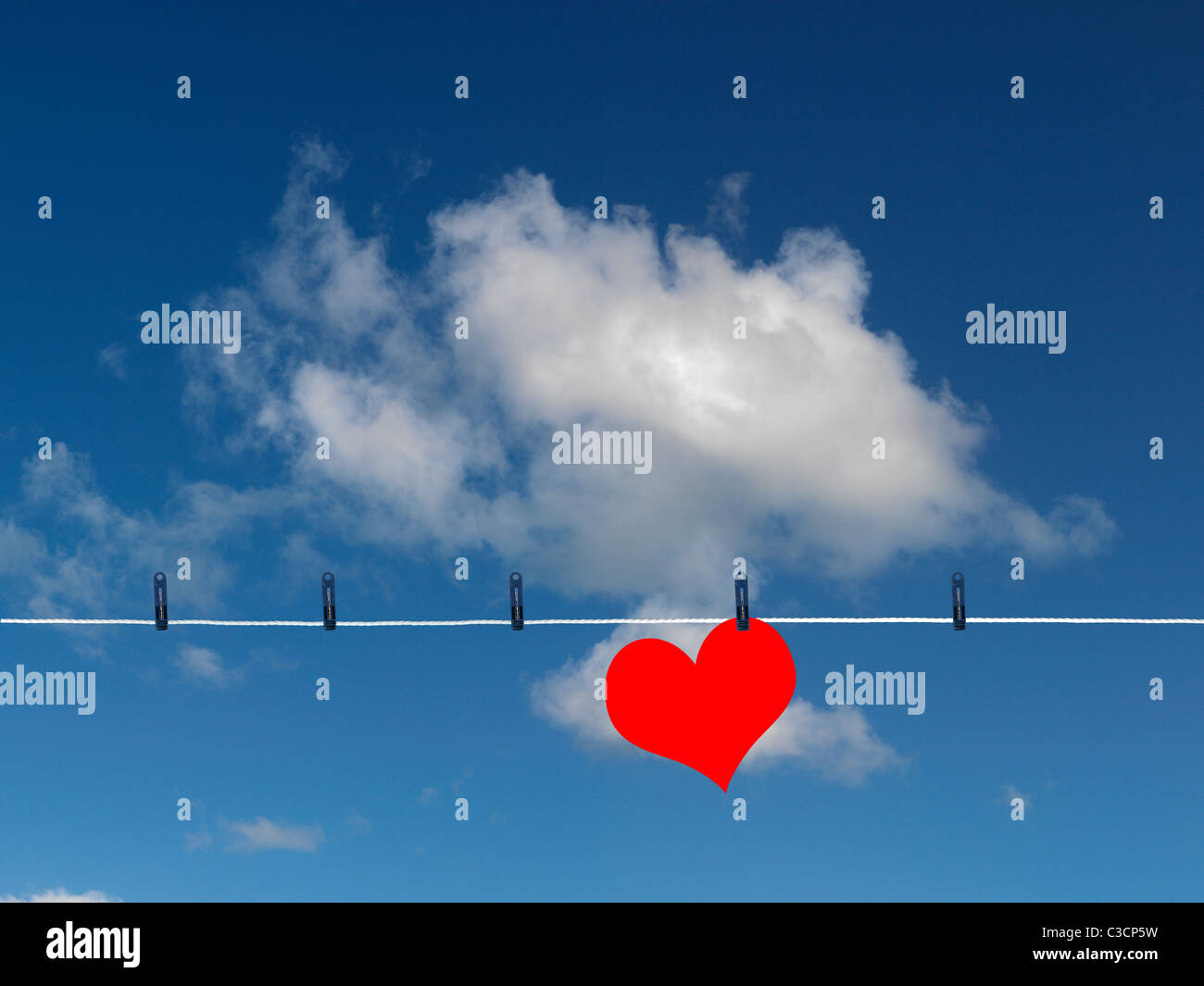 Amore sulla linea isolata contro un cielo blu Foto Stock