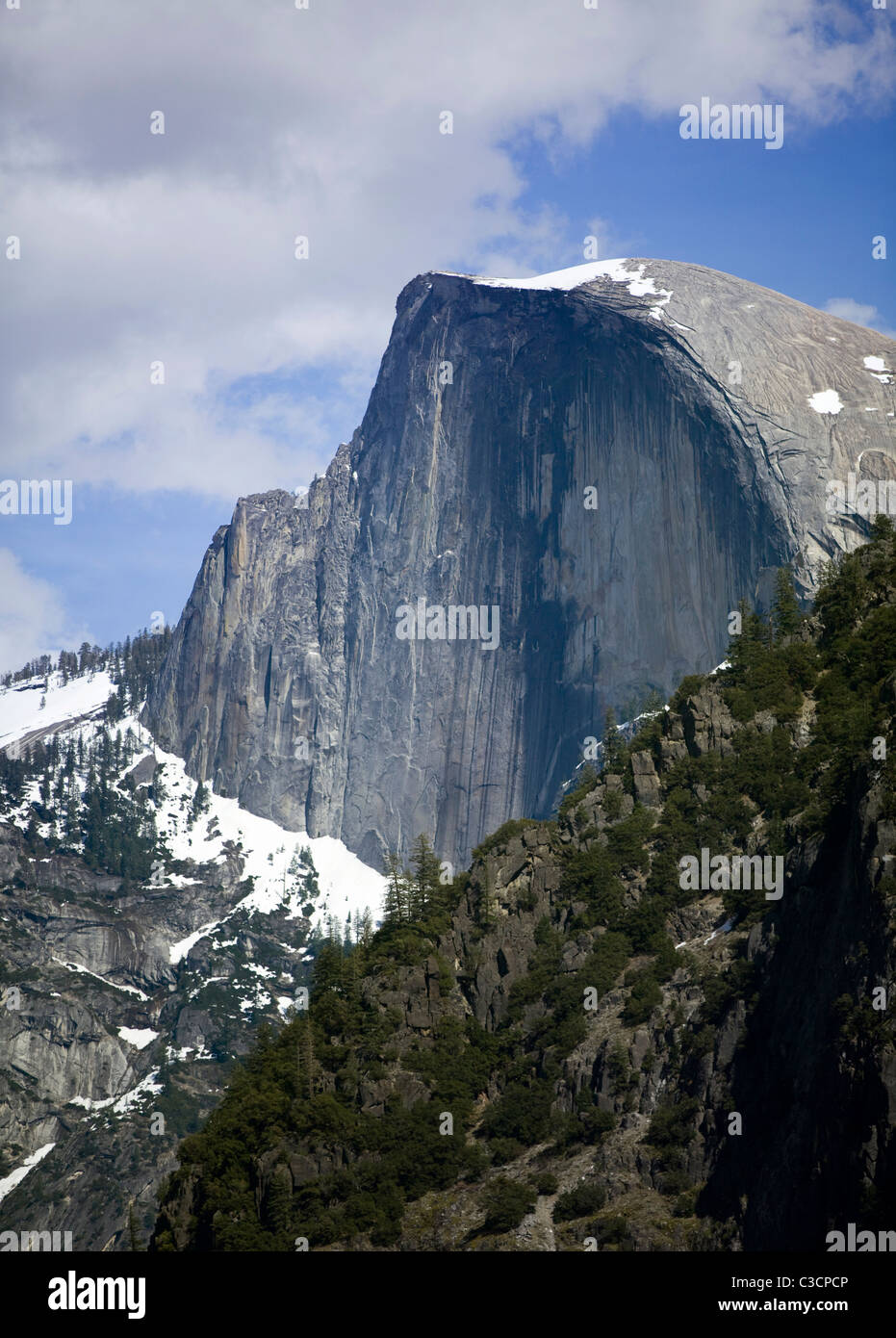 Il parco nazionale di Yosemite è mezza cupola sotto il cielo blu e nuvole Foto Stock