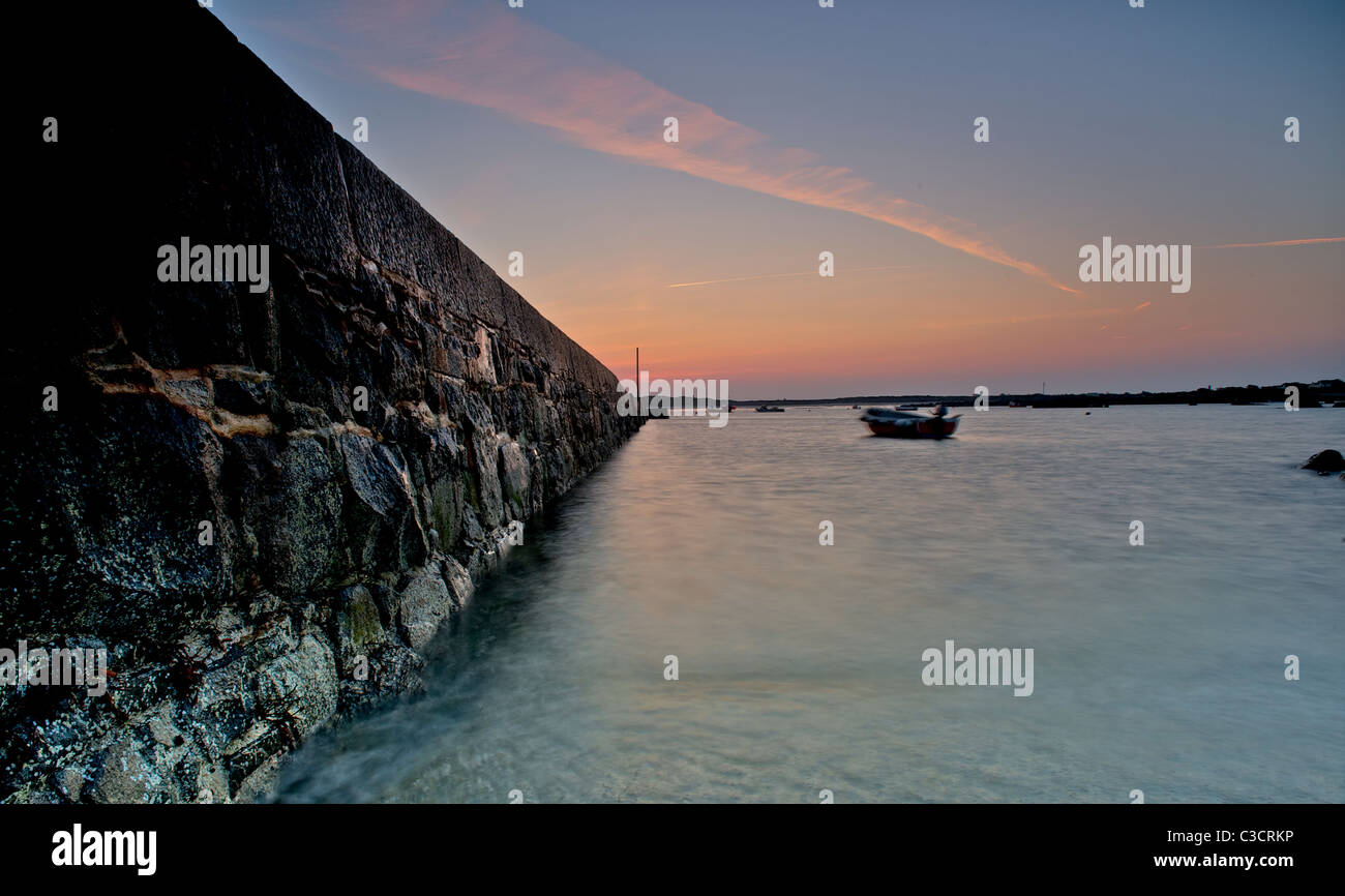 A Guernsey isole del canale spiaggia alba pier barche da pesca Foto Stock