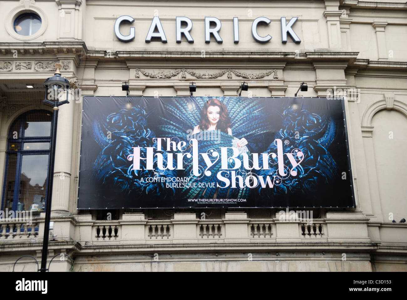 Affissioni promuovendo la Hurly Burly Show, burlesco-ispirato revue, Londra, Inghilterra Foto Stock