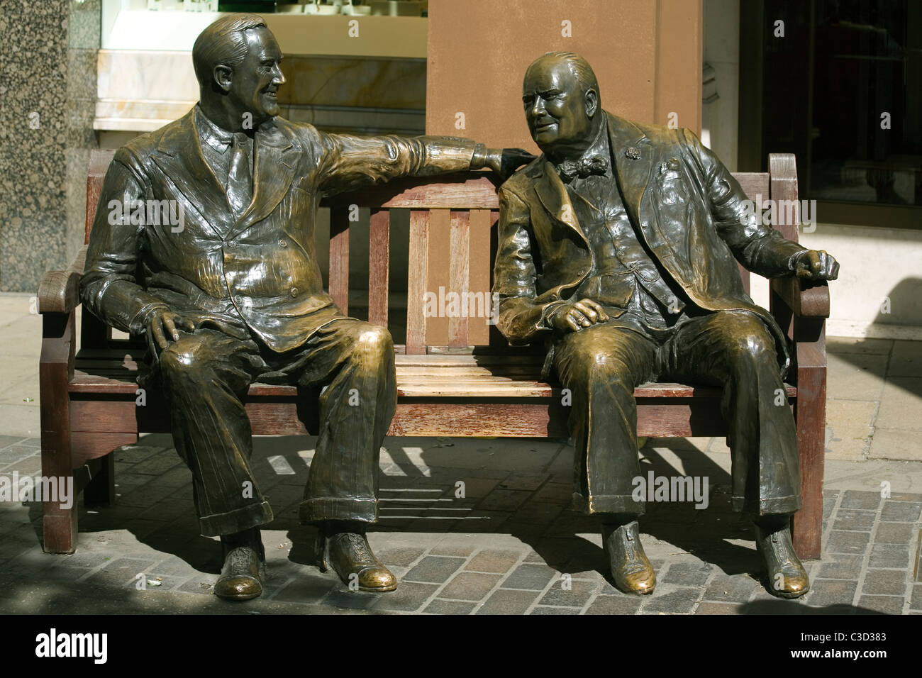 Inghilterra Londra Bond street, "alleati" scultura di Roosevelt e Churchill seduta su una panchina Foto Stock