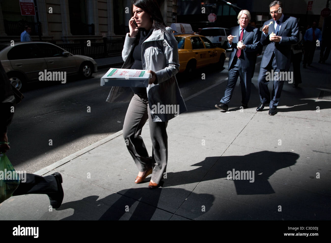 Wall street lavoratori su una pausa pranzo nel Quartiere Finanziario di New York, Stati Uniti d'America. Foto Stock