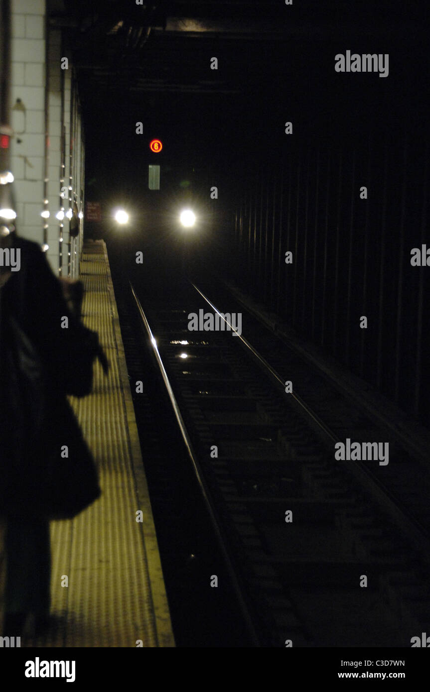 La metropolitana. Il convoglio arriva a finecorsa. New York. Stati Uniti. Foto Stock