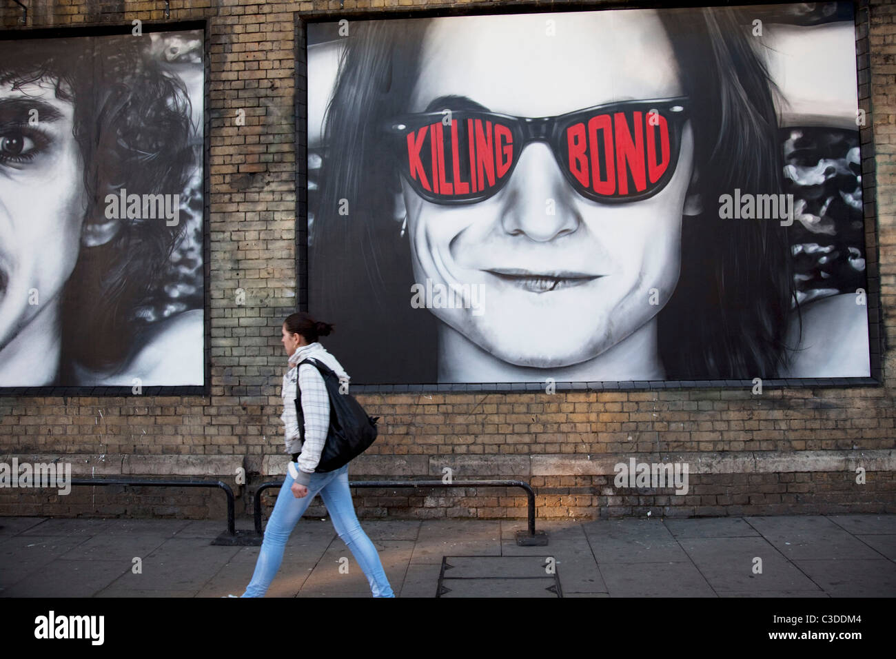 Street pubblicità arte in Shoreditch, East London annuncia il filmato di uccidere Bond. Foto Stock