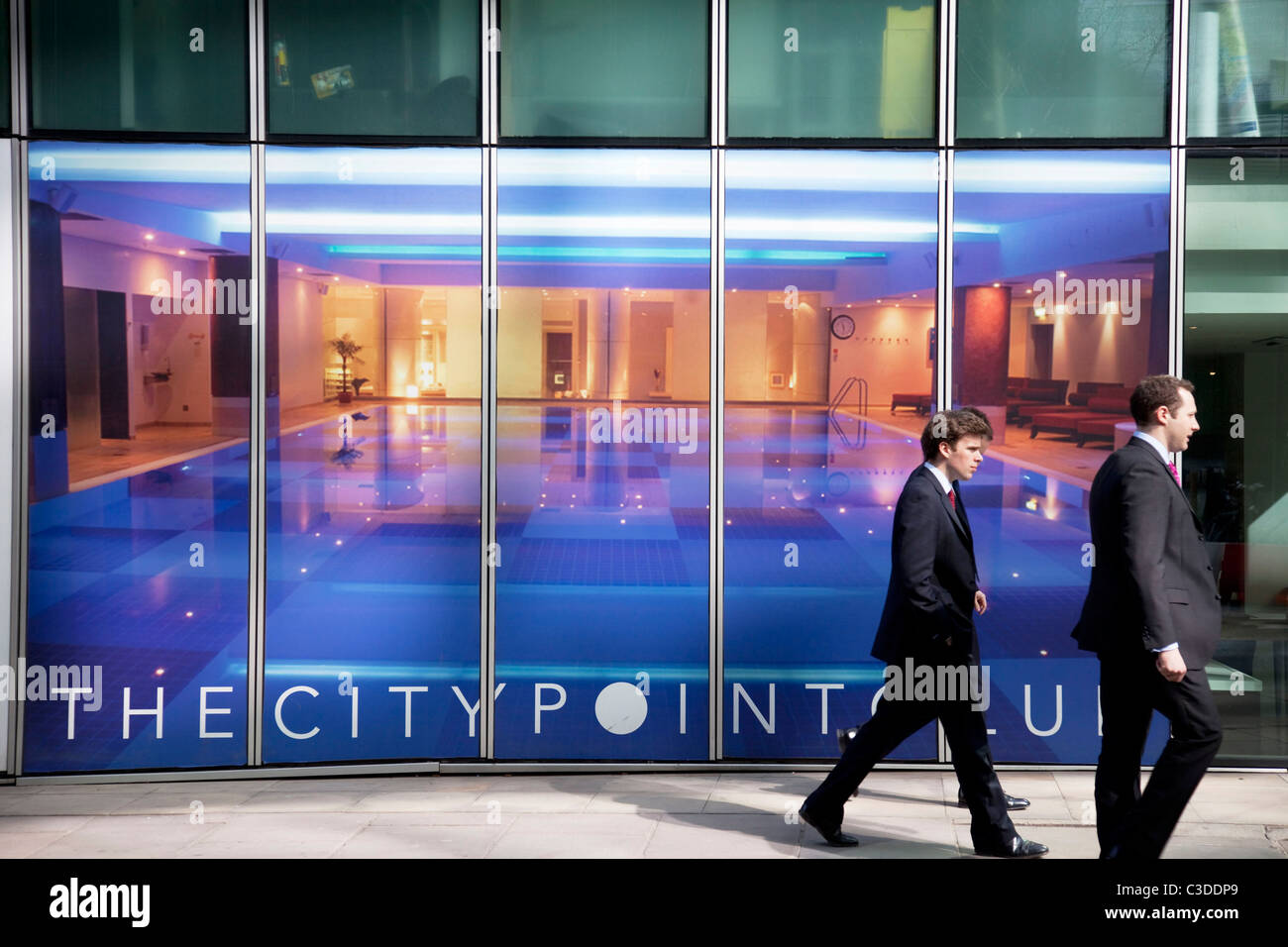 I lavoratori della città a piedi passato il Club Citypoint un centro fitness e spa con sede nella City di Londra. Foto Stock