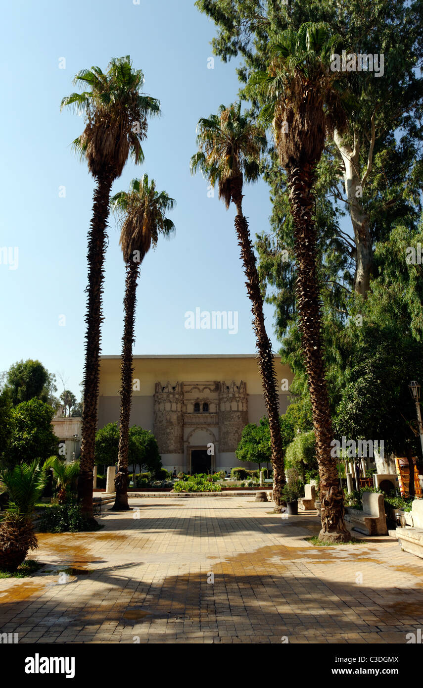Damasco. La Siria. I musei nazionali ombreggiato viale conduce al ricostruito 729 gateway ad ingresso di Umayyad Palace. Foto Stock