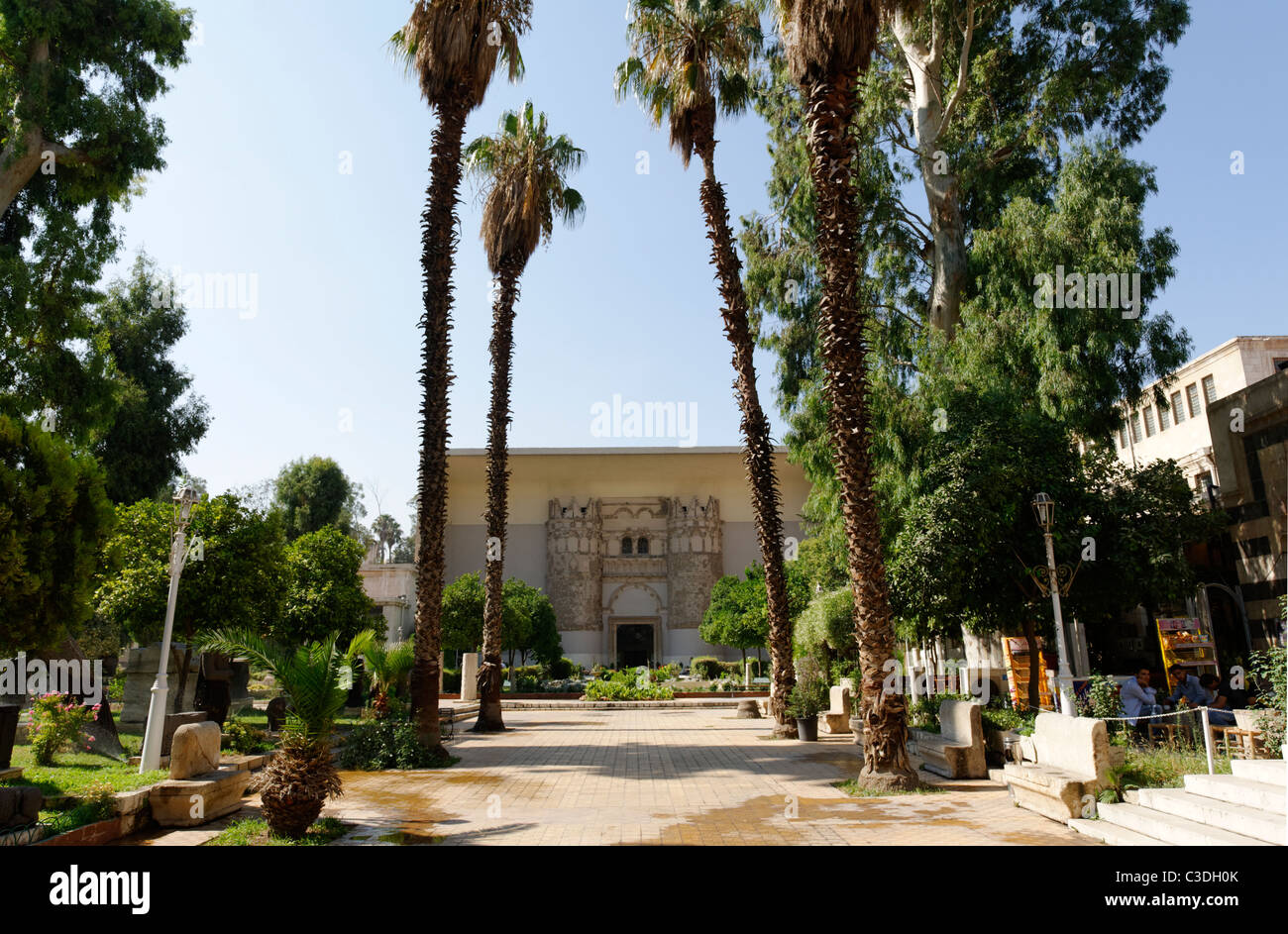 Damasco. La Siria. I musei nazionali ombreggiato viale conduce al ricostruito 729 gateway ad ingresso di Umayyad Palace. Foto Stock