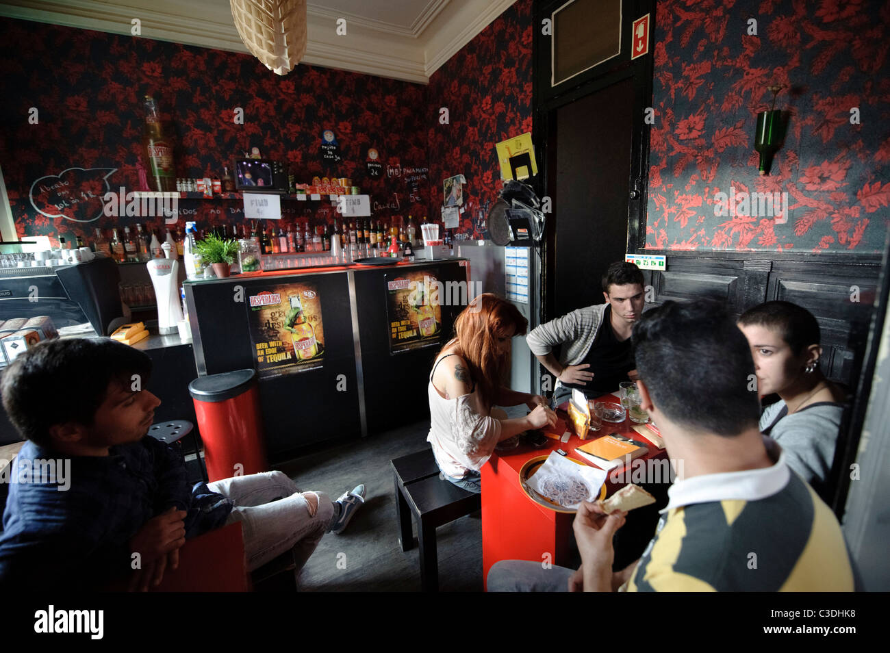 I giovani nel bar alla moda Foto Stock