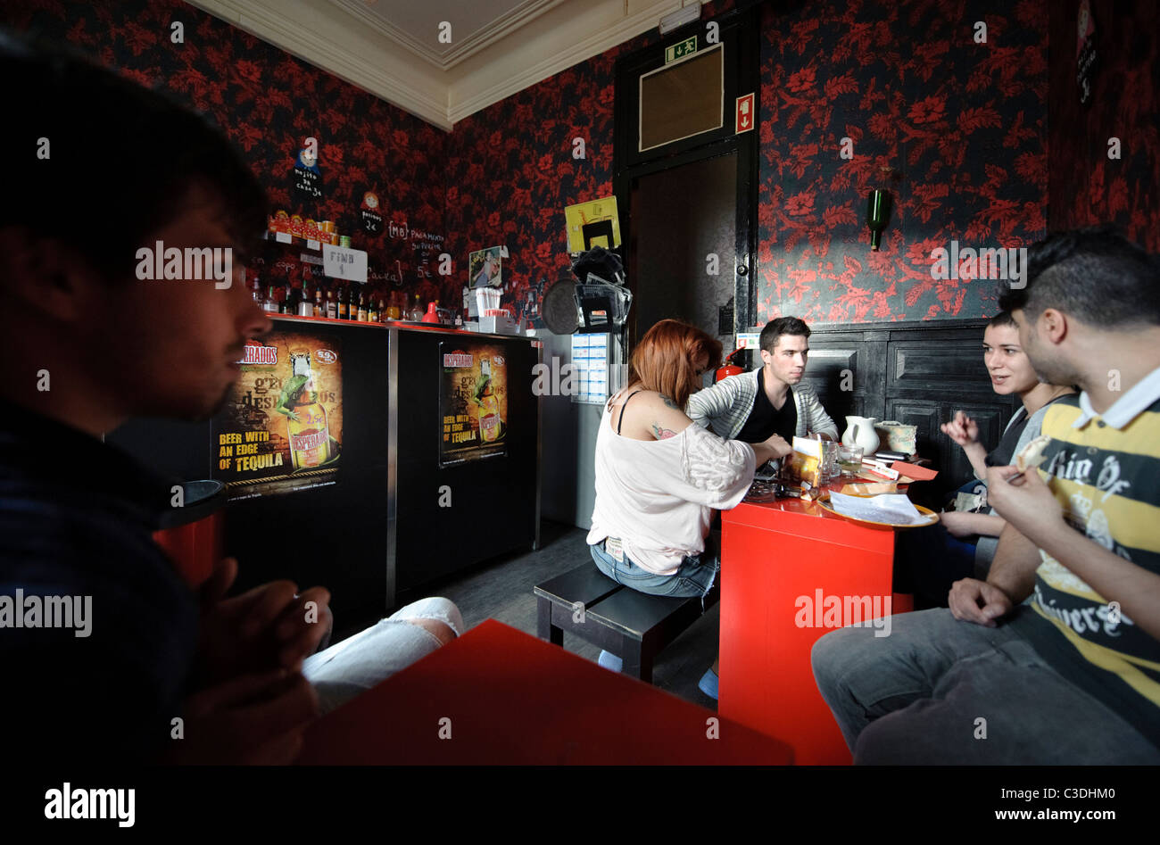 I giovani nel bar alla moda Foto Stock