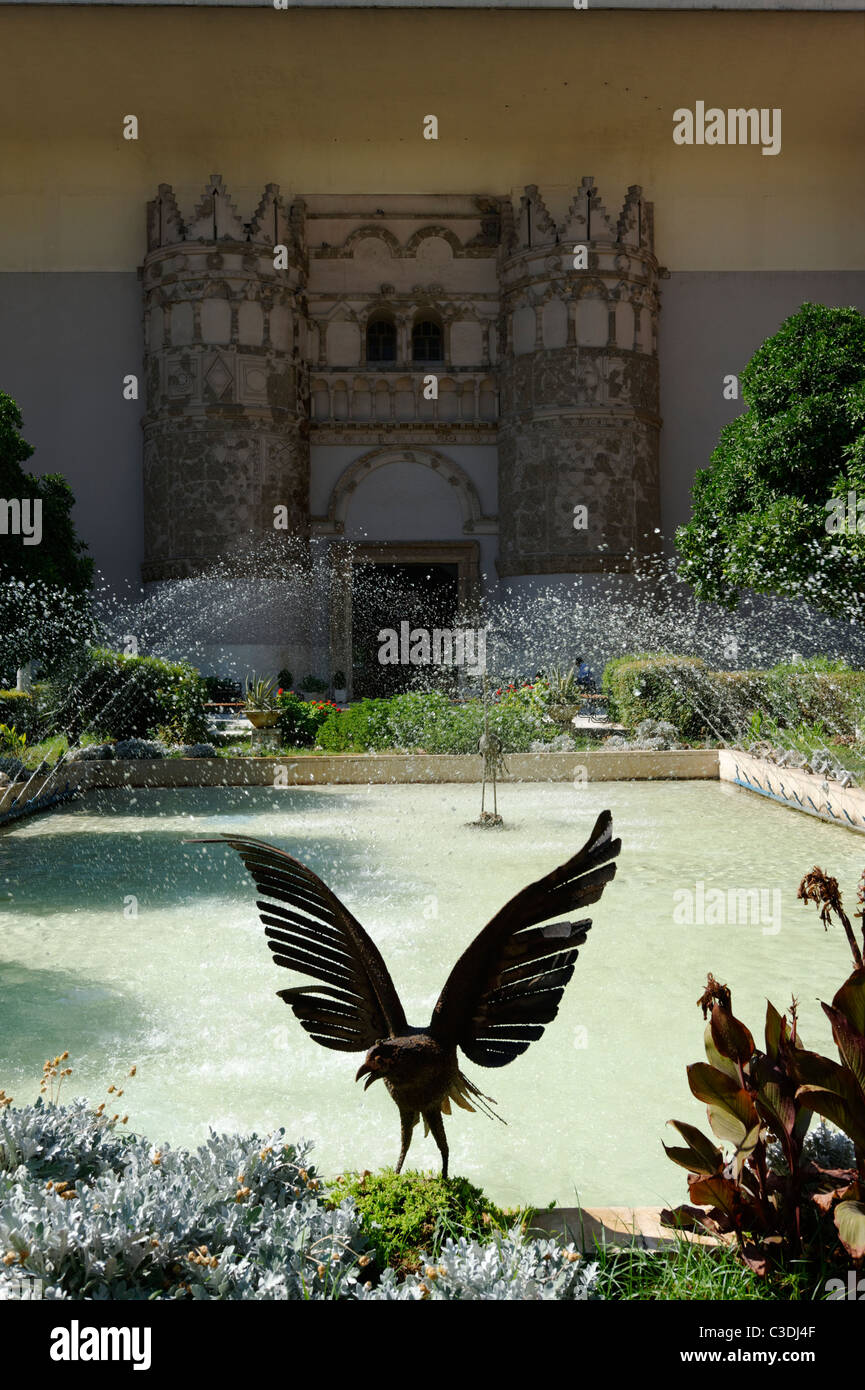 Damasco. La Siria. Vista dei musei nazionali monumentale ingresso ricostruito 729 gateway di annunci di Umayyad Palace. Foto Stock
