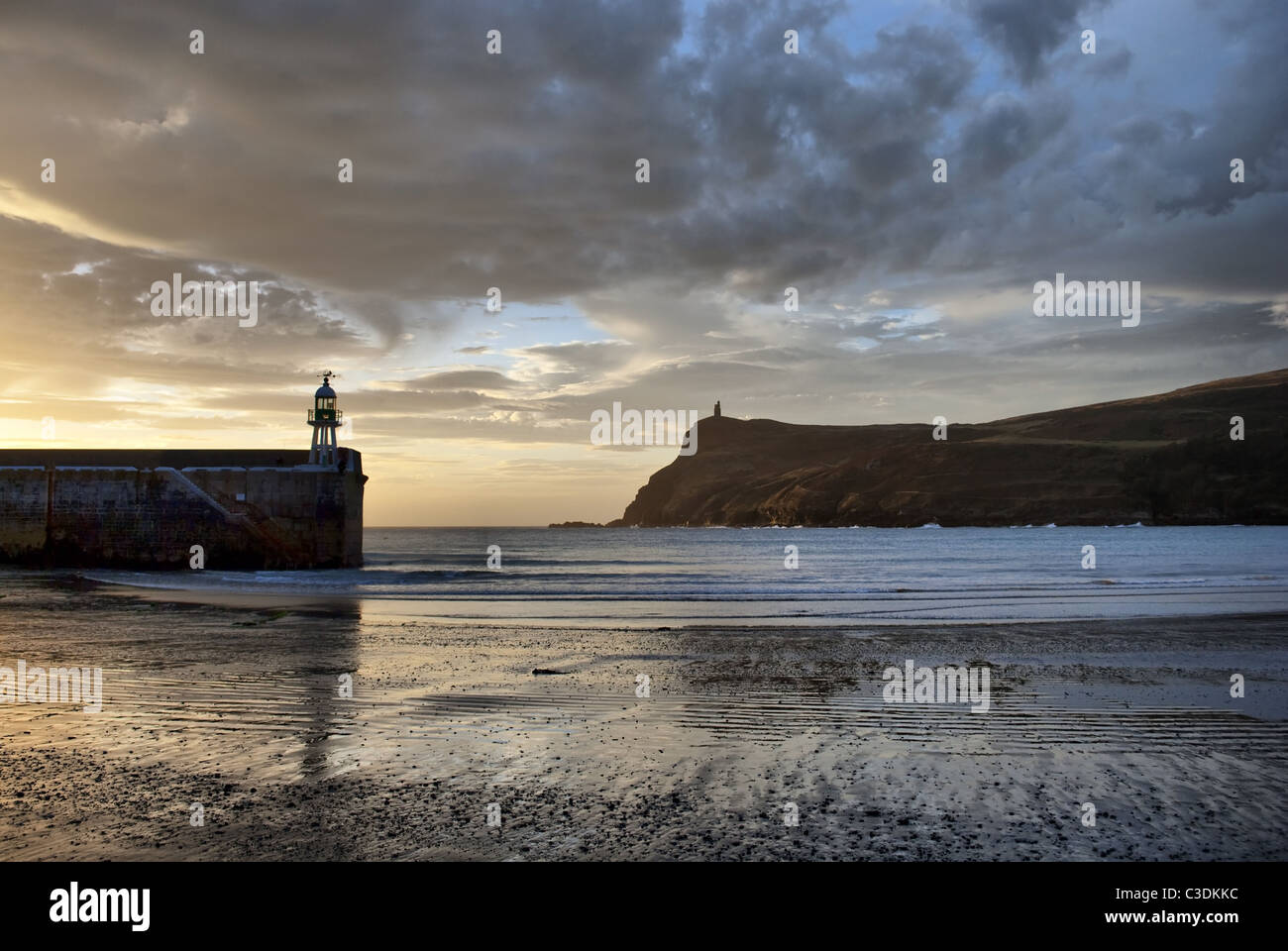 Spiaggia di sabbia con il Faro sulla scogliera di parete e una torre sulla scogliera in una bella giornata di sole in Port Erin - Isola di Man Foto Stock