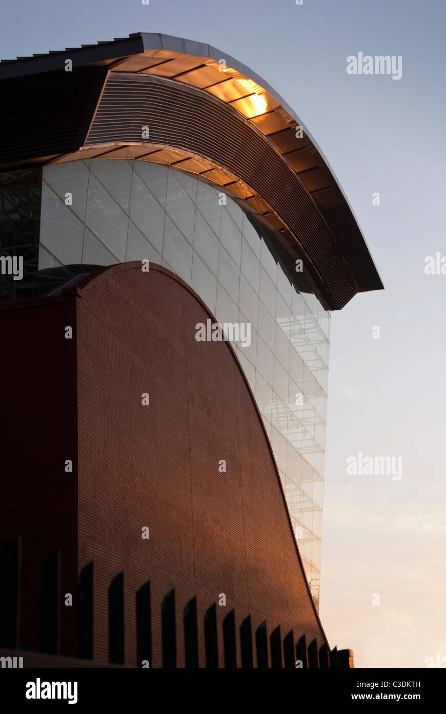 Lato del moderno edificio industriale. Forma d'onda power plant factory Foto Stock