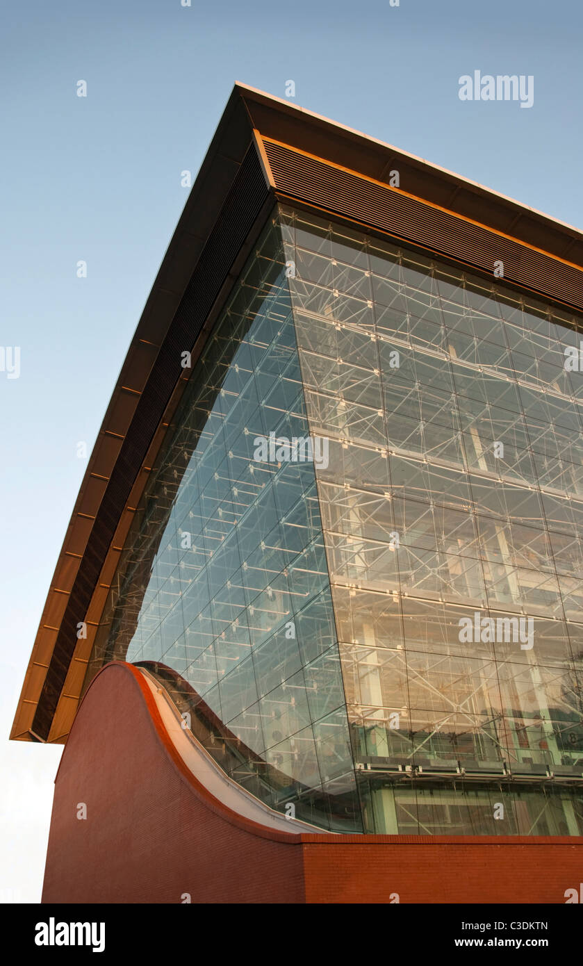 Lato del moderno edificio industriale. Forma d'onda power plant factory Foto Stock