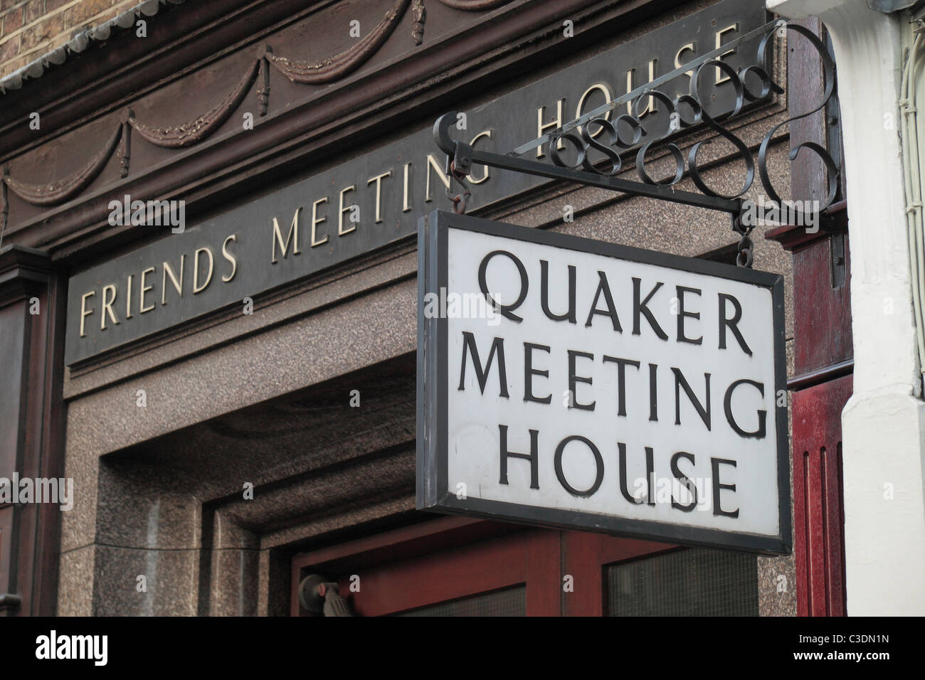 L'ingresso alla Quaker Meeting House, St Martin's Lane, Londra, Regno Unito. Foto Stock