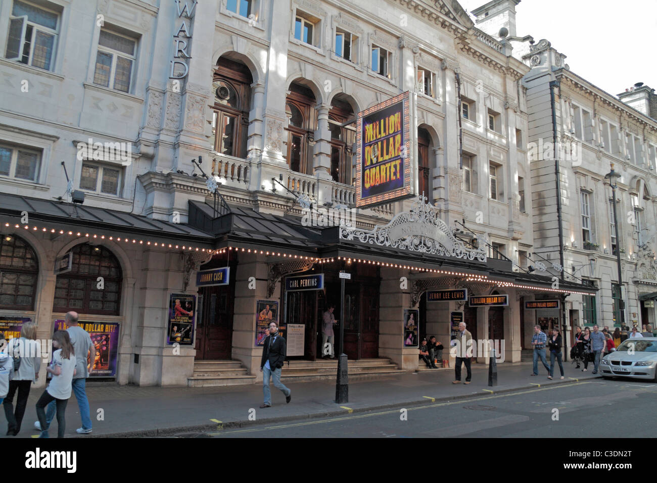 La facciata anteriore del Noel Coward Theatre nel West End di Londra, St Martin's Lane, Londra, Regno Unito. Foto Stock