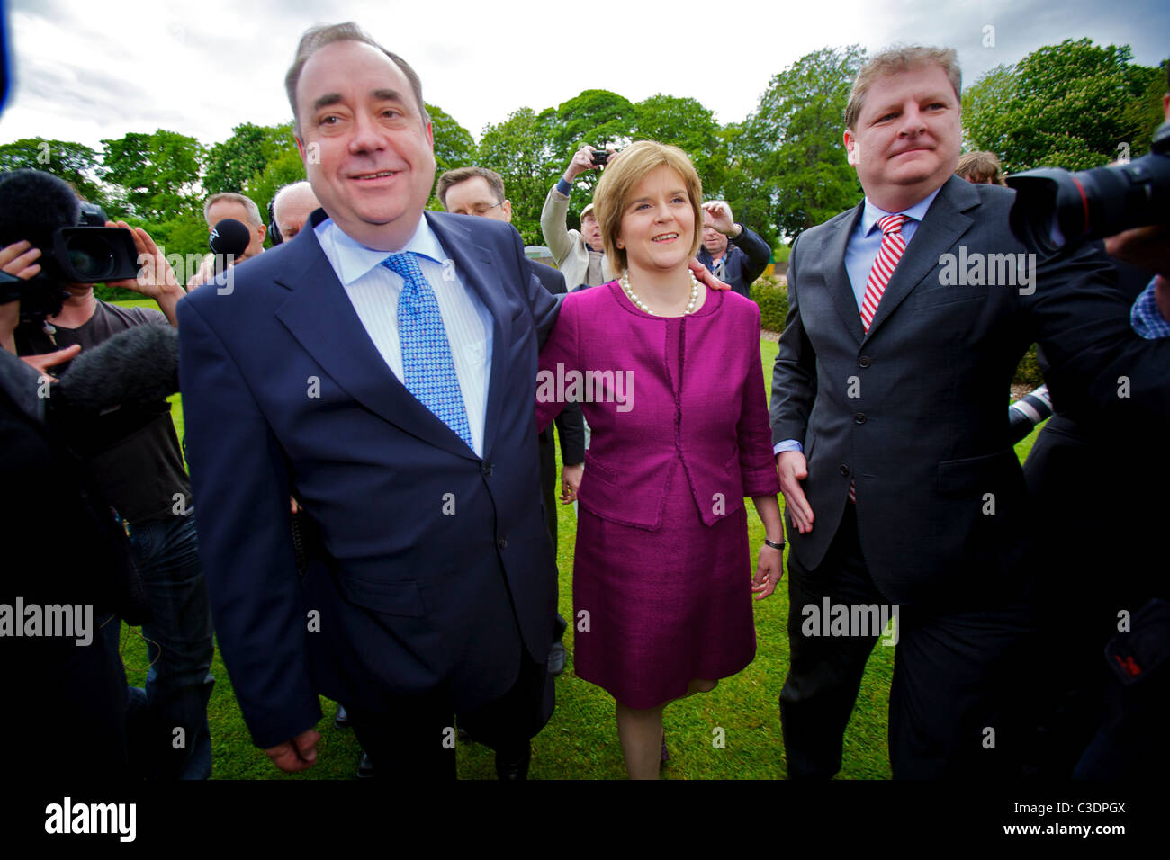 Alex Salmond, leader del Partito nazionale scozzese (SNP) con Nicola Storione Foto Stock